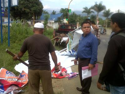 Panwaslu Madina Tertibkan Alat Peraga Cagub Sumut